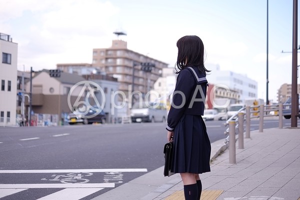 信号を待つ女子高生 信号を待つ女子高生の写真