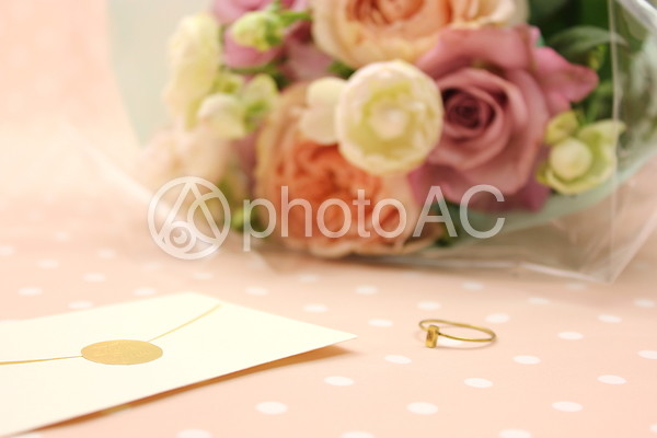 薔薇の花束と指輪と手紙 薔薇の花束と指輪と手紙の写真