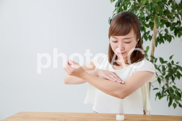 クリームを塗る女性 クリームを塗る女性の写真