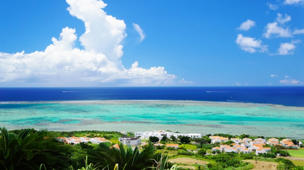 小浜島の海 沖縄 八重山 夏 真夏 海 青い空 空 白 雲 青 緑 エメラルド エメラルドグリーン コバルトブルー 水平線 サンゴ礁 熱帯魚 亜熱帯 ビーチ 砂浜 南国 南の島 東シナ海 琉球 ちゅらさん 小浜島 竹富