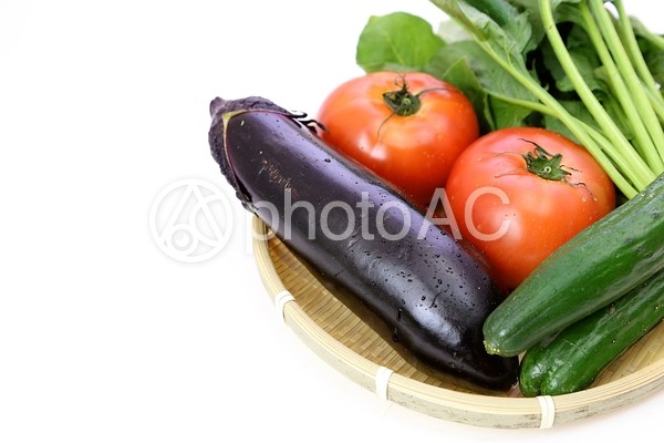ザルに入った夏野菜 ザルに入った夏野菜の写真