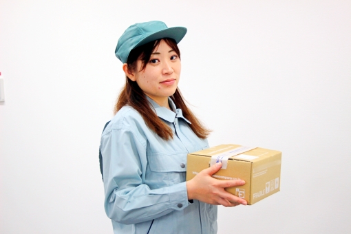 女性　ビジネス　宅配　小包の写真