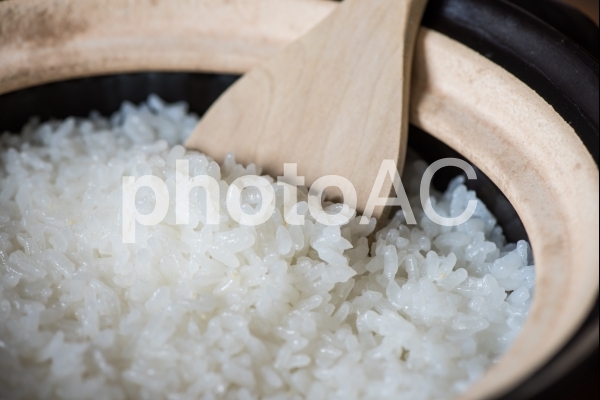 土鍋で炊いた白米 土鍋で炊いた白米の写真