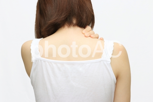 肩に手を当てる女性(カラー) 肩に手を当てる女性(カラー)の写真