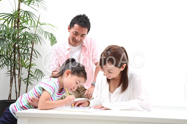 お絵かきする家族4 お絵かきする家族4の写真