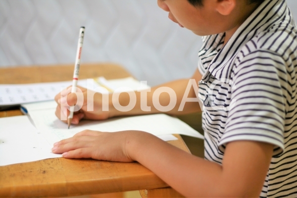 勉強をするこども 勉強をするこどもの写真