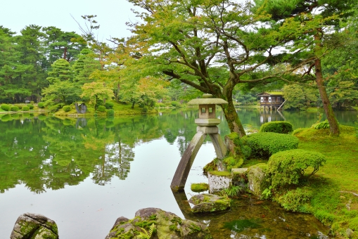 兼六園 兼六園 石川県 金沢 庭園 百万石 庭 池 水 灯篭 雪見灯篭 観光地 人気 北陸新幹線 名所 緑 樹木 木