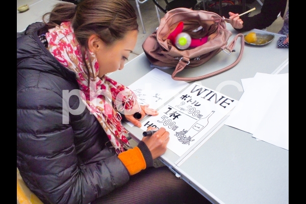 POPを書く女性 POPを書く女性の写真