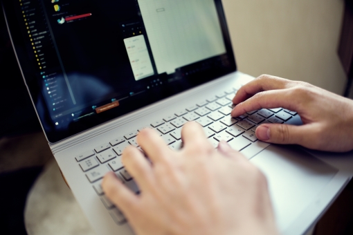 ラップトップ パソコン ノートPC 仕事 節約, 支出, 予算, 家計, 見積り, コスト, 費用, 投資, 税金, 収支, 経費, 税理士, 見積もり, ファイナンス, 原価, 原価計算, マーケティング ラップトップ パソコン ノートPC 仕事 節約, 支出, 予算, 家計, 見積り, コスト, 費用, 投資, 税金, 収支, 経費, 税理士, 見積もり, ファイナンス, 原価, 原価計算, マーケティングの写真