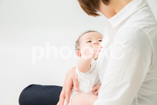 抱っこされる赤ちゃん 抱っこされる赤ちゃんの写真