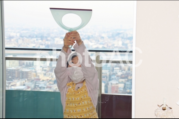 子どもの窓拭き 子どもの窓拭きの写真
