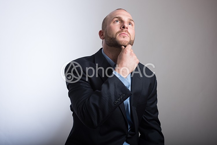 考えているスキンヘッド外国人男性5 No 写真素材なら 写真ac 無料 フリー ダウンロードok