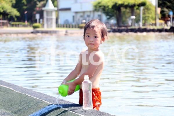 水遊びする子供 水遊びする子供の写真