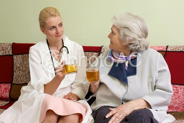 ソファに座りお茶を飲む外国人女医と外国人高齢女性11 No 680851
