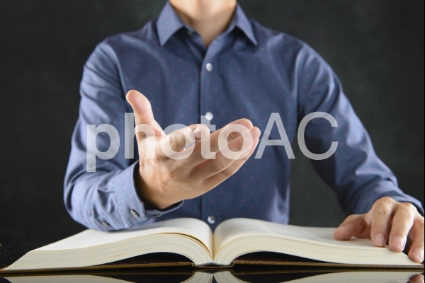読書 ビジネスイメージ 黒背景 読書 ビジネスイメージ 黒背景の写真