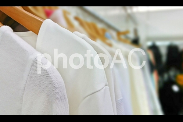 洋服屋に並ぶシャツ 洋服屋に並ぶシャツの写真