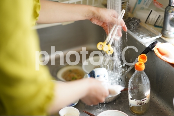 食器洗いをする女性 食器洗いをする女性の写真