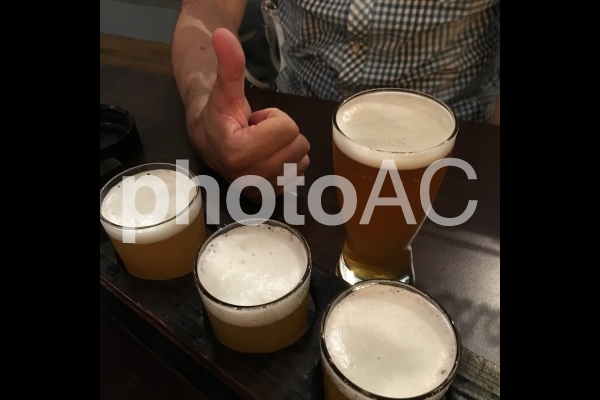 ビールの飲み比べでテンションが上がる男性 ビールの飲み比べでテンションが上がる男性の写真