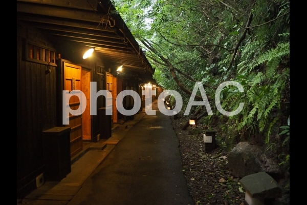 山間の温泉 山間の温泉の写真