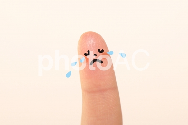 悲しい表情な 指子ども 悲しい表情な 指子どもの写真