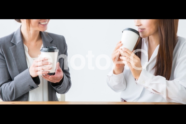 コーヒー休憩するOL コーヒー休憩するOLの写真