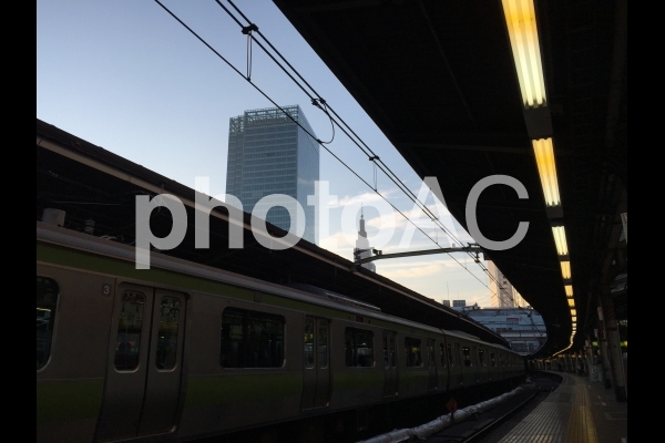 新宿駅ホームからの青空 新宿駅ホームからの青空の写真