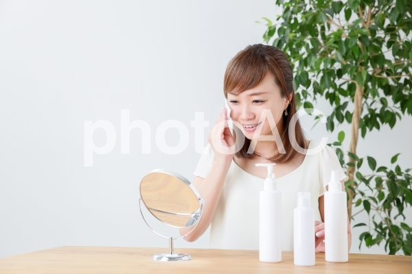 コットンでスキンケアする女性 コットンでスキンケアする女性の写真