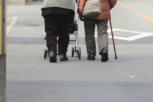 高齢者 人物 日本人 女 女性 リラックス 休日 のんびり 生活 健康 ファッション お出かけ 話す 暮らし 運動 家族 二人 仲良し 親 屋外 友達 社会 寄り添う 会話 コミュニケーション 元気 歩く シニア 中年 老人 60代 おばさん おばあちゃん 風景 景色 楽しみ おばあさん 買い物 外 日課 喜ぶ 足 高齢者 老後 歩行 仲間 散歩 散策 友人 2人 人 ゆっくり 保護 シルバー 危ない 車道 友情 昼間 病院 医療 体 リハビリ 道路 癒やし 昼 歩道 モノトーン 地域 近所 働く人 女の人 看護 介護 福祉 老人ホーム 歩行訓練 ケア お婆さん だんらん 話し合い 親友 ウォーキング 日常生活 人生 安らぎ ステッキ 長寿 長生き お年寄り 姉妹 高齢 高齢化 年寄り 遺産 腰 老化 健康的 婦人 ヘルスケア 助け合い 杖 つえ 親しみ 祖母 年金 補助 相棒 筋力 話し相手 対話 通院 クリニック 服装 コンビ カート 手押し車 ライフプラン 長寿命 70代 足腰 健康長寿 認知症 地味 80代 友 デイサービス デイケア 仲がいい 徘徊 歩行補助 高齢化社会 グレイッシュ 老年 歩き難い 転倒防止 シルバーカート 認知 アルツハイマー 通所介護 介護者 高齢化問題 道幅 社会福祉 衰弱 歩行速度 歩行補助用品 活発化 認知症ケア 90代 無歩道 歩き易い