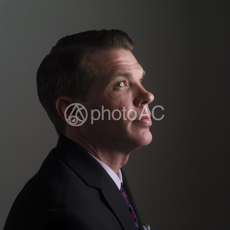 スーツを着た横顔の外国人男性4 No 5571 写真素材なら 写真ac 無料 フリー ダウンロードok