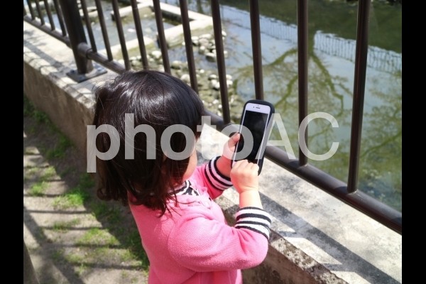女の子とスマホ 女の子とスマホの写真