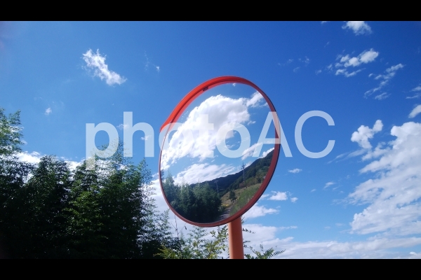 青空が映るカーブミラー 青空が映るカーブミラーの写真
