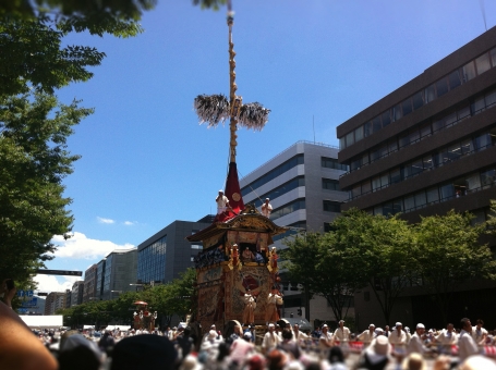 山鉾巡行 山鉾巡行 菊水鉾 観覧席 観光客 人だかり ぼかし加工 京都 祇園祭 京都祇園祭 お祭り 祭 祭り 夏 炎天下 暑い 猛暑 ぎおんまつり 音頭取 屋根方 お囃子
