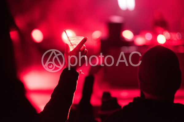 ライブでコップを持っている人4 ライブでコップを持っている人4の写真