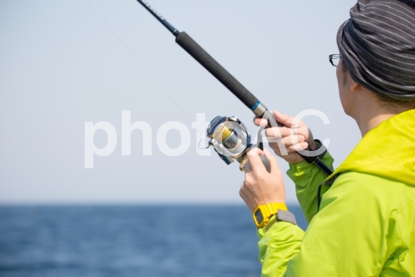 船釣りをする人 船釣りをする人の写真