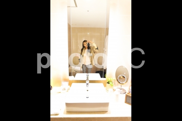 高級ホテルの洗面台でセルフィー 高級ホテルの洗面台でセルフィーの写真