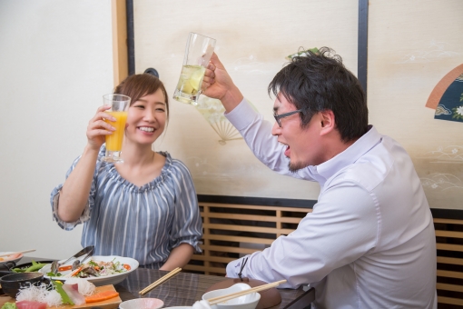 上司と飲む女性 上司との飲み会