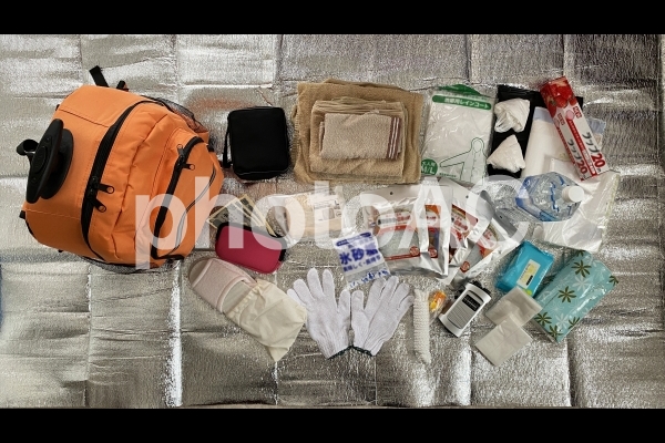 防災グッズとリュック_俯瞰 防災グッズとリュック_俯瞰の写真