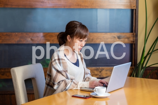 レストランにいる女性 レストランにいる女性の写真