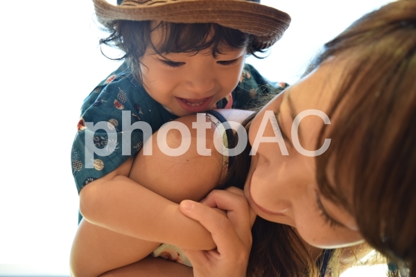 触れ合う親子 触れ合う親子の写真