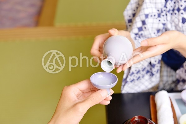 日本酒を注ぐ1 日本酒を注ぐ1の写真