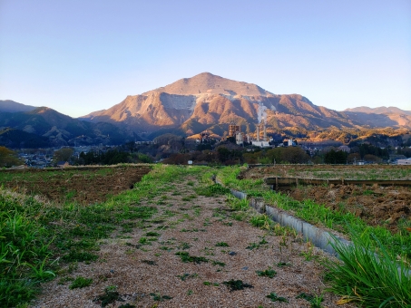 寺坂棚田から見た朝焼けの武甲山 3(埼玉県秩父郡横瀬町・寺坂棚田)beautiful rice terraces in Terasaka tanada and the mountain on the back is Mt. Buko. 寺坂棚田から見た朝焼けの武甲山 3(埼玉県秩父郡横瀬町・寺坂棚田)beautiful rice terraces in Terasaka tanada and the mountain on the back is Mt. Buko.の写真