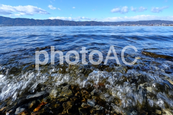 風波の押し寄せる諏訪湖の湖岸 風波の押し寄せる諏訪湖の湖岸の写真
