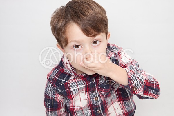 鼻をつまむ男の子1 鼻をつまむ男の子1の写真
