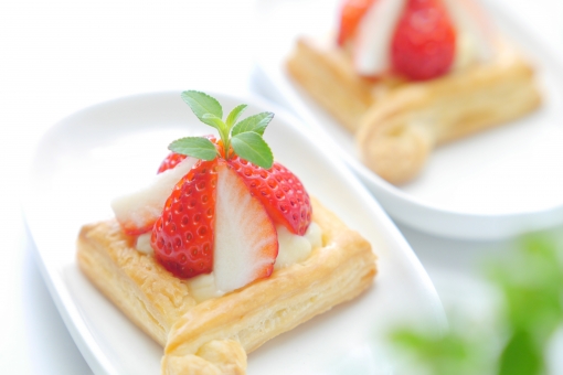 お茶にしましょ♪ 休憩 コーヒー 女子 窓辺 紅茶 ティータイム お菓子 果物 フルーツ 食べ物 ダイエット おやつ 料理 リビング 明るい 誕生日 赤 おしゃれ ケーキ 3時 グリーン 手作り 春 白 母の日 5月 カフェ 背景 食物 皿 デザート スイーツ 喫茶店 背景素材 初夏 壁紙 イメージ 甘味 いちご 苺 イチゴ 洋菓子 焼き菓子 甘い ストロベリー 小麦 ホームメイド パイ オシャレ ベリー 女子会 生クリーム タルト 高カロリー 喫茶 テーブルフォト ティーブレーク コーヒーブレーク うちカフェ いちごパイ イチゴパイ 苺パイ ストロベリーパイ nanairo-haru