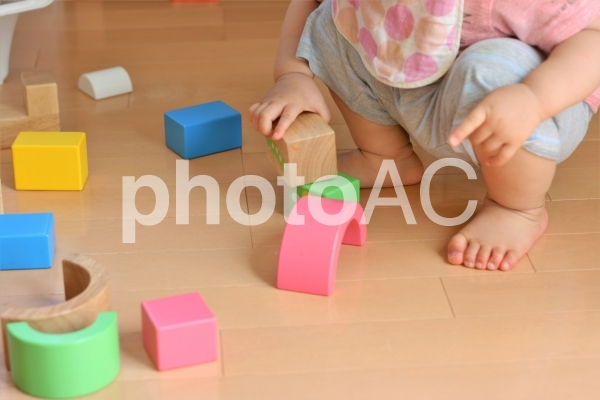 つみきで遊ぶ幼児 つみきで遊ぶ幼児の写真