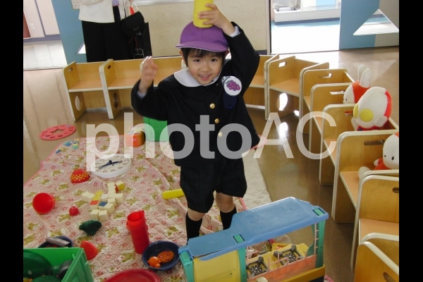 教室で遊ぶ男の子 教室で遊ぶ男の子の写真
