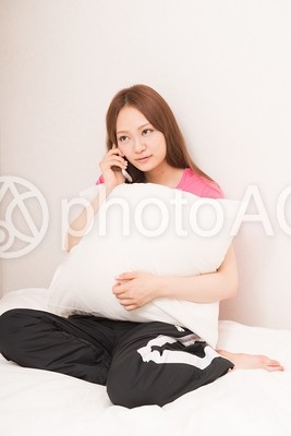 スマホで電話をする女性7 スマホで電話をする女性7の写真