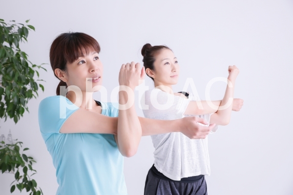 ストレッチする女性 ストレッチする女性の写真