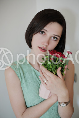 花を持つ女性4 花を持つ女性4の写真