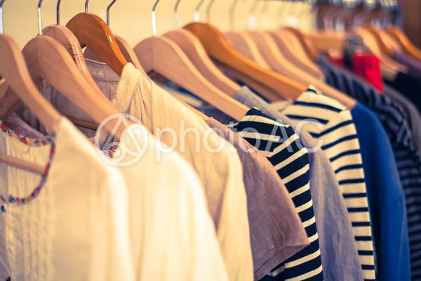 ハンガーにかけられた洋服1 ハンガーにかけられた洋服1の写真